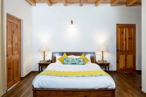 A bed or beds in a room at Hotel Delfryn
