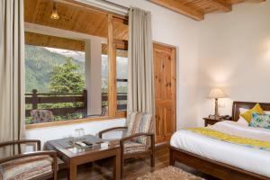 A bed or beds in a room at Hotel Delfryn