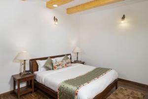 A bed or beds in a room at Hotel Delfryn