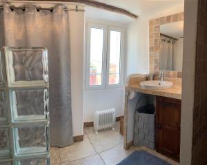 Et badeværelse på La charmante **** Maison Cap Corse, Tomino + 44 billeder