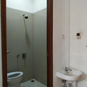 Koupelna v ubytování RedDoorz Syariah near Lahat Station