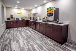 מסעדה או מקום אחר לאכול בו ב-Days Inn & Suites by Wyndham Wisconsin Dells