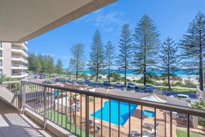 Poolen vid eller i närheten av Columbia Beachfront Apartments on Rainbow Bay