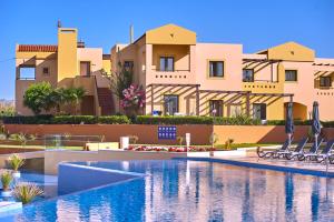 Bazén v ubytovaní Silver Beach Hotel & Apartments alebo v jeho blízkosti