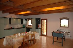 a dining room with a table and a kitchen at Rose Rosse in Ca' di David