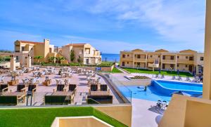 Bazén v ubytovaní Silver Beach Hotel & Apartments alebo v jeho blízkosti