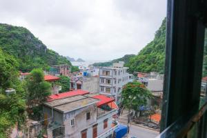 desde una ventana de una ciudad con edificios en Cát Bà Xanh - Green Cat Ba Hotel en Cat Ba