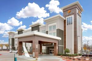 a building with a sign on top of it at La Quinta by Wyndham Dallas Love Field in Dallas