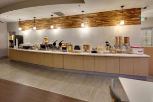 La Quinta by Wyndham Dallas Love Field tesisinde bir restoran veya yemek mekanı