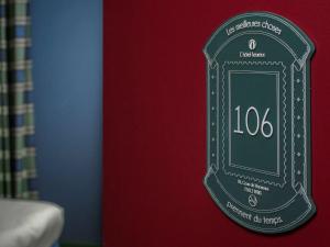 a sign on the wall of a room at ibis Styles Paris Nation Cours de Vincennes in Paris
