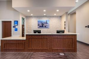 a lobby with a reception desk with two computers on it at Comfort Inn Tonopah in Tonopah