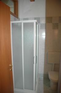 a shower stall in a bathroom with a toilet at Rose Rosse in Ca' di David