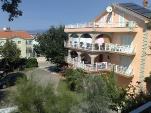 Budova, v ktorej sa apartmán nachádza + 11 fotografií
