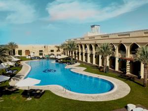 an overhead view of a swimming pool in a resort at Western Hotel - Madinat Zayed in Madīnat Zāyid