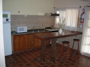 Cabañas El Refugio de Juan في مينا كلافيرو: مطبخ مع كونتر ومغسلة وميكروويف