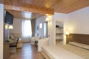 Televiisor ja/või meelelahutuskeskus majutusasutuses Albergo Antica Locanda