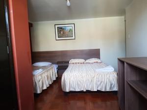 1 dormitorio con 2 camas en una habitación en Cálido Hostal, en Moquegua