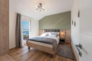 Un dormitorio con una cama grande y una ventana en LUXURY APARTMENTS - LA VIR 3 & 4, en Vir