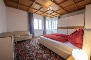 Un dormitorio con una cama con almohadas rojas. en Ansitz Hofer en Fulpmes