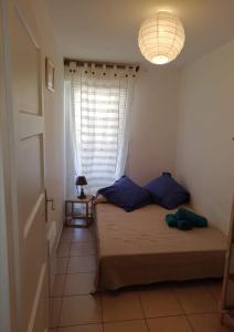 Postel nebo postele na pokoji v ubytování Les princes du golf Jerome numero 13 quartier pascal paoli Appartement