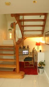 - un escalier dans le salon avec un bureau et une chaise dans l'établissement The View at 37 B&B, à Banbridge