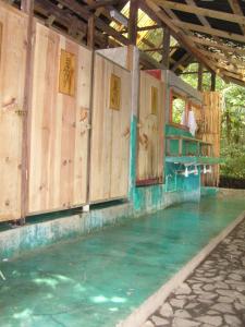 an empty swimming pool with wooden walls and water at Reserva Ecologica Nanciyaga in Catemaco