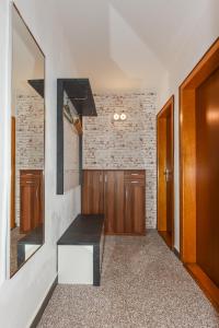 a hallway with a black bench in a room at Haus am Kajedeich mit Frühstücksoption in Bensersiel