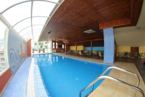 Der Swimmingpool an oder in der Nähe von Madisson Hotel