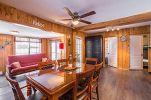 a living room with a table and a couch at Le Chalet Relax du Lac St-Tite in Saint-Tite-des-Caps