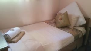 Postel nebo postele na pokoji v ubytování Alpaca Self Catering Cottage Kleinmond