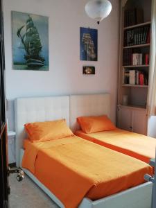 2 camas con sábanas de color naranja en una habitación en Ca'di Gilbi e Pasqui, en La Spezia