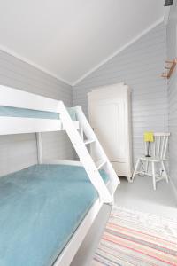 מיטה או מיטות קומותיים בחדר ב-Gunnagård