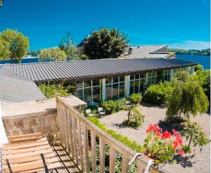 una vista exterior de una casa con jardín en Logis Hotel du Lac, en Neuvic