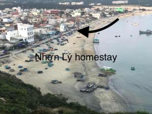 Nhon Ly Homestay في كوي نون: اطلالة على شاطئ فيه قوارب في الماء