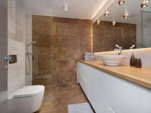 Ένα μπάνιο στο One Apartments +31 φωτογραφίες