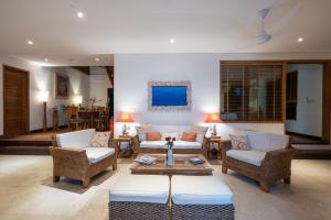 レンボンガン島にあるVilla Nusaのソファと椅子とテーブルのあるリビングルーム