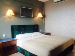 Un pat sau paturi într-o cameră la Panuba Inn Resort