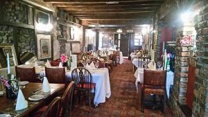 um restaurante com mesas e cadeiras num quarto em Dun Cow Inn em Sedgefield