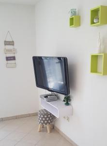 A television and/or entertainment centre at Apartments Adriasol