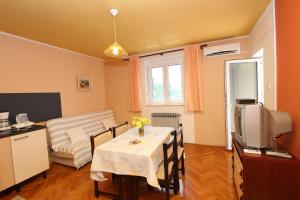 Kuchyňa alebo kuchynka v ubytovaní Apartment Rokov + 32 fotografií