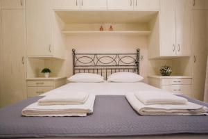 Postel nebo postele na pokoji v ubytování Beautiful Corfu City Apartment