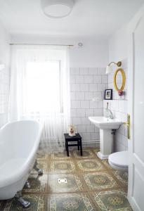 łazienka z wanną, umywalką i toaletą w obiekcie Boutique Apartments U Rolanda w Znojmie