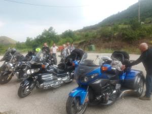 grupa motocykli zaparkowanych na poboczu drogi w obiekcie Panorama Kakopleyri Kalabakas w mieście Kakoplévrion