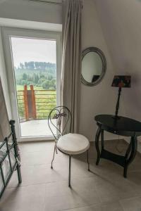 Zimmer mit einem Tisch, einem Stuhl und einem Fenster in der Unterkunft Das gelbe Haus 3 in Winterberg