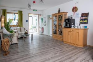 a room with a kitchen and a living room at Hotel garni Hopfengold in Wolnzach