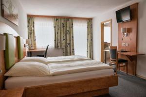 Postel nebo postele na pokoji v ubytování Hotel garni Hopfengold + 29 fotografií
