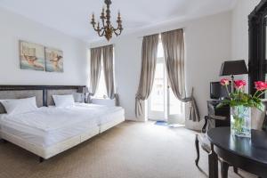 Postel nebo postele na pokoji v ubytování Hotel Fryderyk