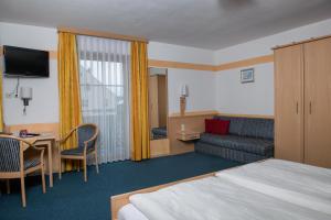Postel nebo postele na pokoji v ubytování Hotel garni Hopfengold