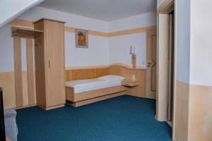 Postel nebo postele na pokoji v ubytování Hotel garni Hopfengold
