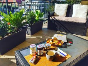 - une table avec de la nourriture et des boissons sur la terrasse dans l'établissement Aurelia House, à Rome